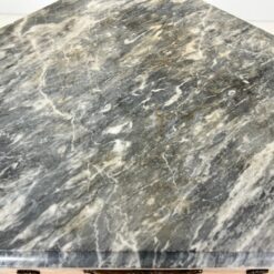 Kampinė inkrustuota raudonmedžio komoda su marmuru ir žalvariniais apkaustais 61x99x103 cm