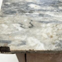 Kampinė inkrustuota raudonmedžio komoda su marmuru ir žalvariniais apkaustais 61x99x103 cm