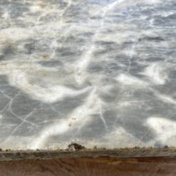 Kampinė inkrustuota raudonmedžio komoda su marmuru ir žalvariniais apkaustais 61x99x103 cm