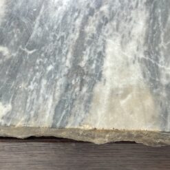 Kampinė inkrustuota raudonmedžio komoda su marmuru ir žalvariniais apkaustais 61x99x103 cm