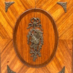 Kampinė inkrustuota raudonmedžio komoda su marmuru ir žalvariniais apkaustais 61x99x103 cm