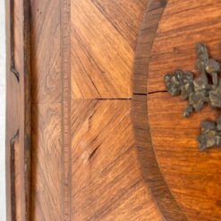 Kampinė inkrustuota raudonmedžio komoda su marmuru ir žalvariniais apkaustais 61x99x103 cm