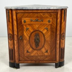 Kampinė inkrustuota raudonmedžio komoda su marmuru ir žalvariniais apkaustais 61x99x103 cm