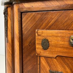 Kampinė inkrustuota raudonmedžio komoda su marmuru ir žalvariniais apkaustais 61x99x103 cm