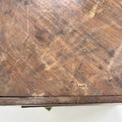 Kampinė inkrustuota raudonmedžio komoda su marmuru ir žalvariniais apkaustais 61x99x103 cm