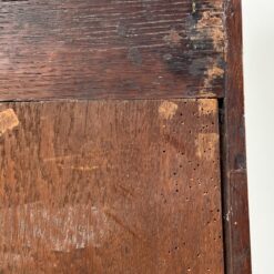 Kampinė inkrustuota raudonmedžio komoda su marmuru ir žalvariniais apkaustais 61x99x103 cm