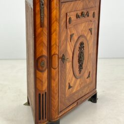 Kampinė inkrustuota raudonmedžio komoda su marmuru ir žalvariniais apkaustais 61x99x103 cm