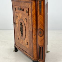 Kampinė inkrustuota raudonmedžio komoda su marmuru ir žalvariniais apkaustais 61x99x103 cm