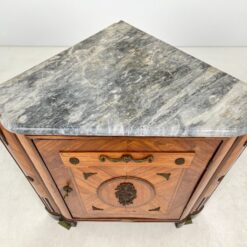 Kampinė inkrustuota raudonmedžio komoda su marmuru ir žalvariniais apkaustais 61x99x103 cm