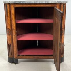 Kampinė inkrustuota raudonmedžio komoda su marmuru ir žalvariniais apkaustais 61x99x103 cm