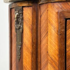 Kampinė inkrustuota raudonmedžio komoda su marmuru ir žalvariniais apkaustais 61x99x103 cm