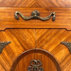 Kampinė inkrustuota raudonmedžio komoda su marmuru ir žalvariniais apkaustais 61x99x103 cm