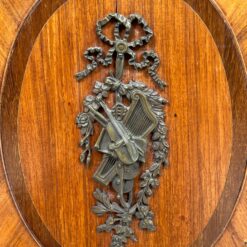 Kampinė inkrustuota raudonmedžio komoda su marmuru ir žalvariniais apkaustais 61x99x103 cm