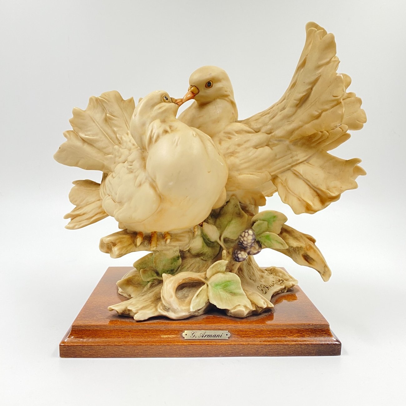 DM0076-keramikines-skulpturos-0 G. Armani keramikinė statula “Balandžių bučinys” 19x25x24 cm