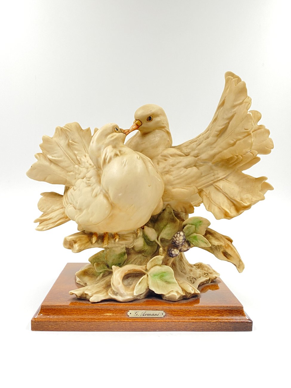 DM0076-keramikines-skulpturos-1 G. Armani keramikinė statula “Balandžių bučinys” 19x25x24 cm