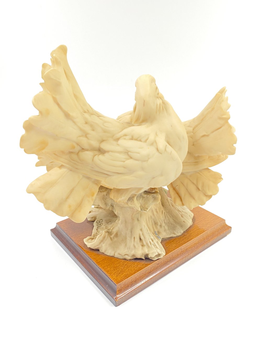 DM0076-keramikines-skulpturos-10 G. Armani keramikinė statula “Balandžių bučinys” 19x25x24 cm