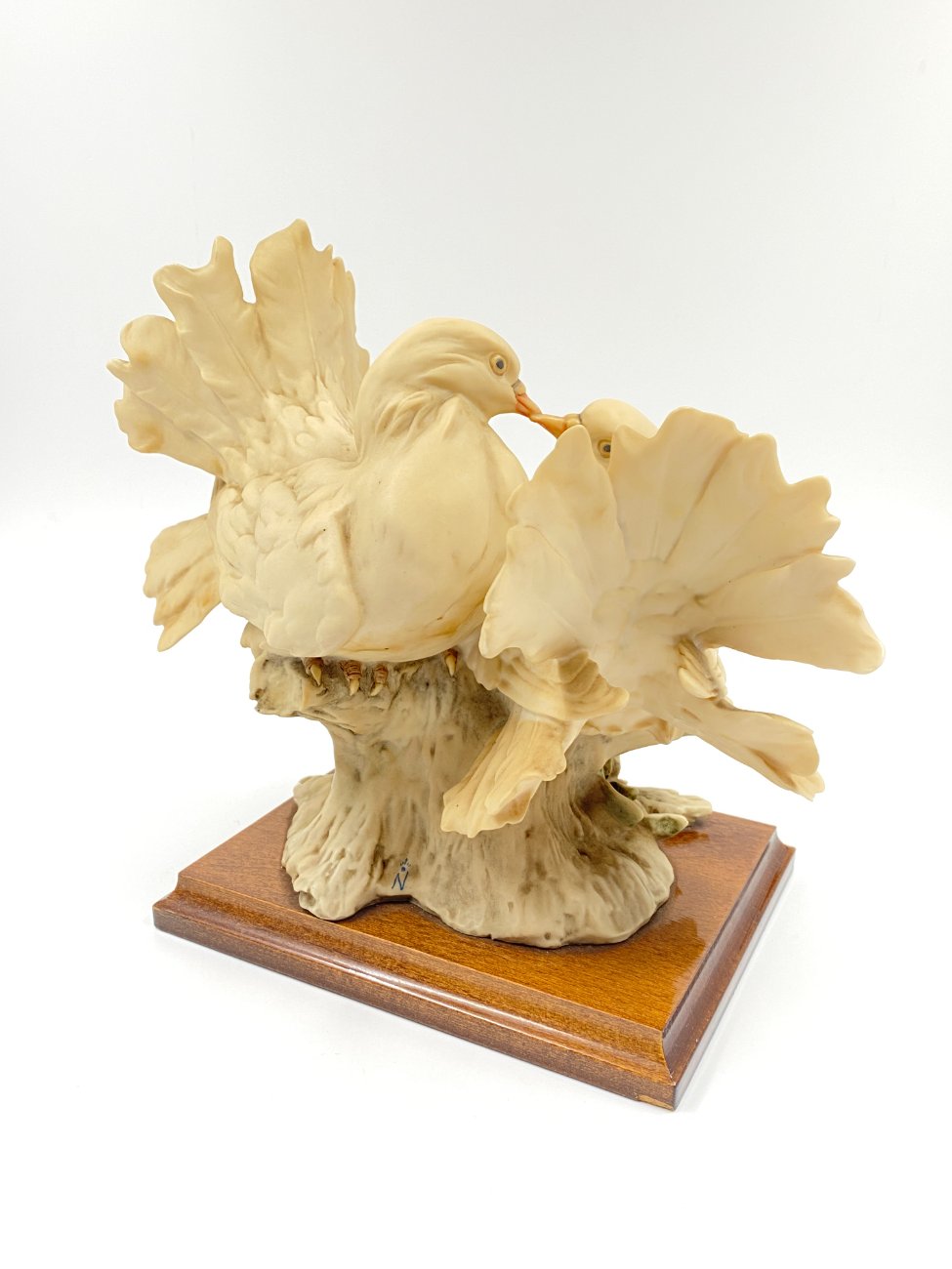 DM0076-keramikines-skulpturos-11 G. Armani keramikinė statula “Balandžių bučinys” 19x25x24 cm