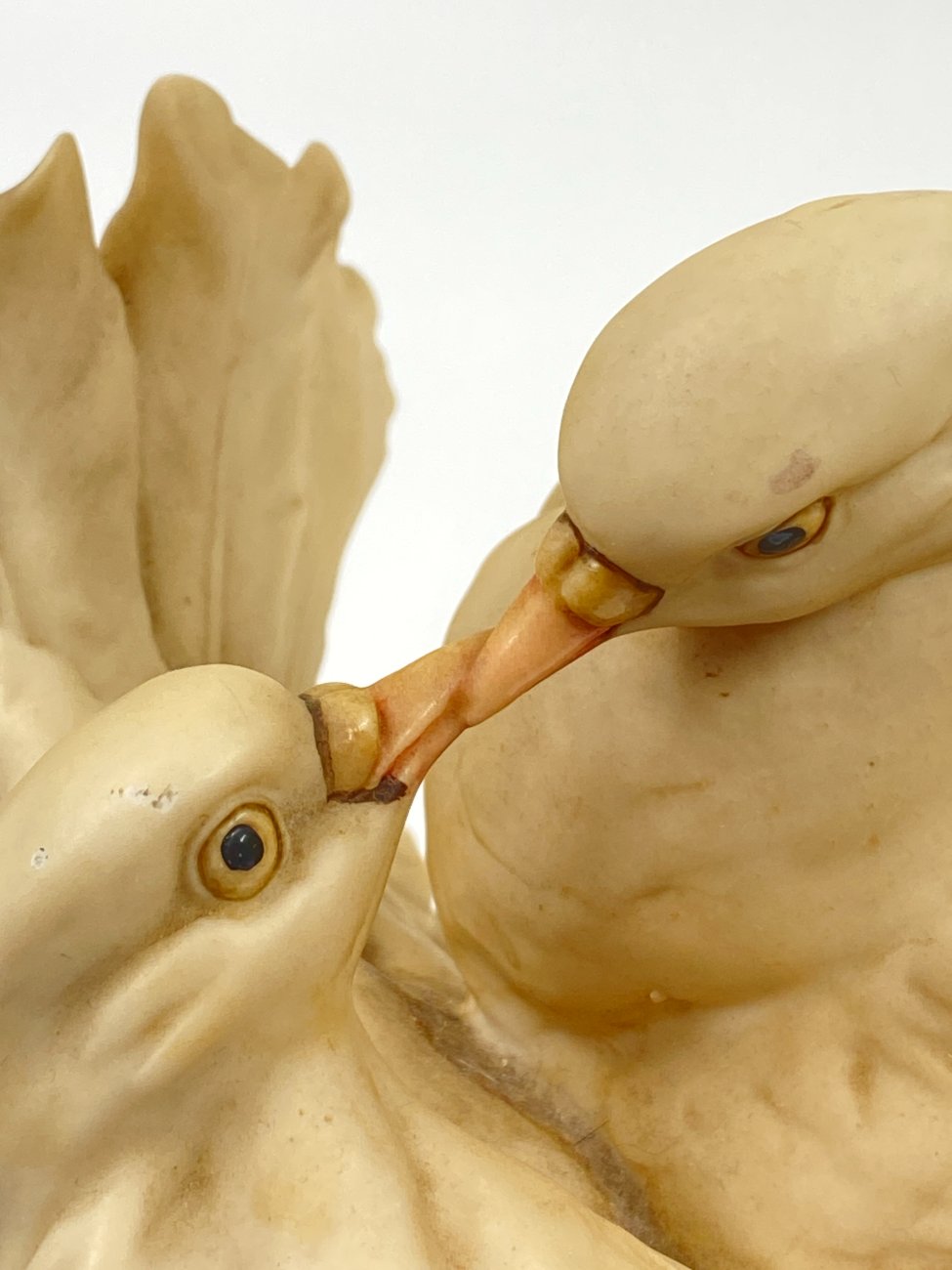 DM0076-keramikines-skulpturos-13 G. Armani keramikinė statula “Balandžių bučinys” 19x25x24 cm