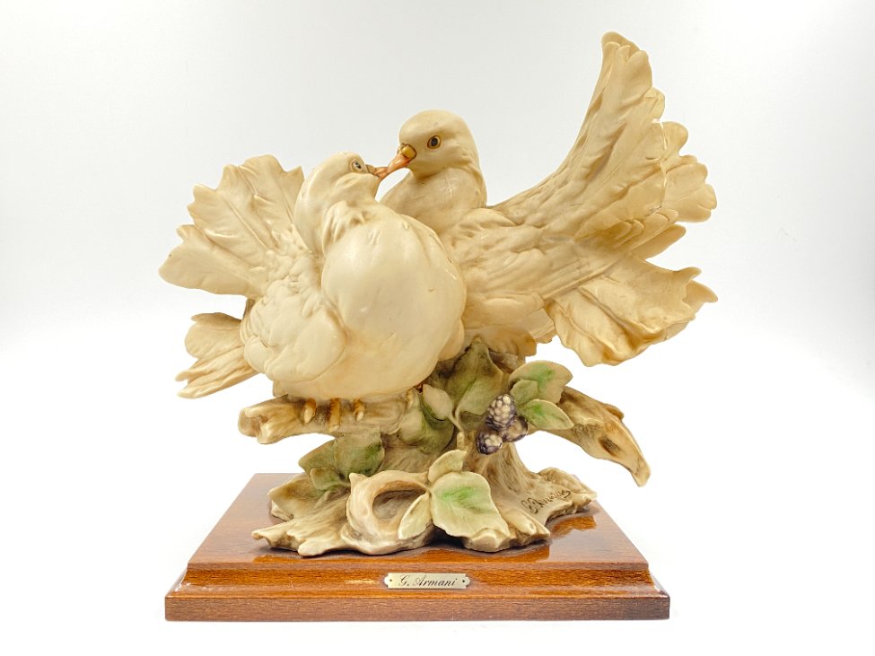 DM0076-keramikines-skulpturos-2 G. Armani keramikinė statula “Balandžių bučinys” 19x25x24 cm