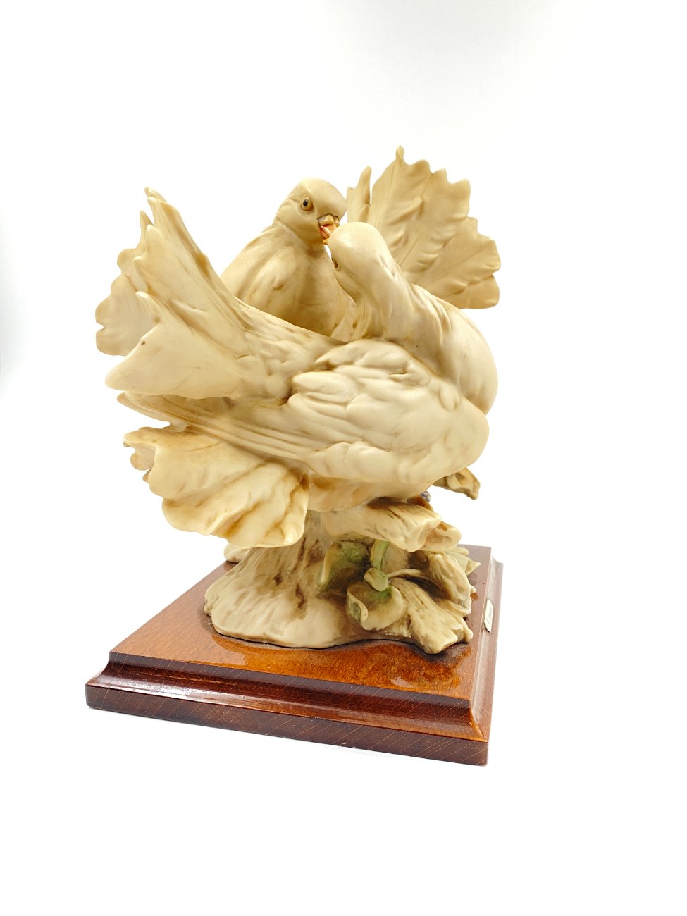 DM0076-keramikines-skulpturos-3 G. Armani keramikinė statula “Balandžių bučinys” 19x25x24 cm