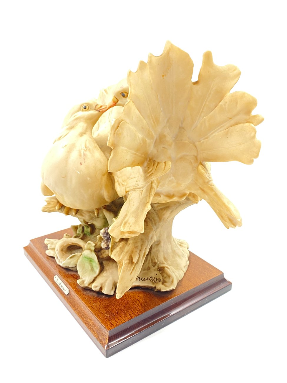 DM0076-keramikines-skulpturos-4 G. Armani keramikinė statula “Balandžių bučinys” 19x25x24 cm