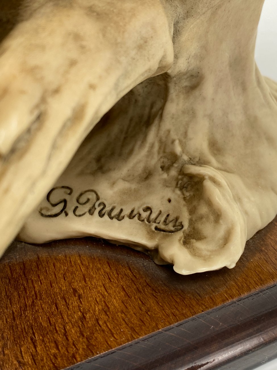 DM0076-keramikines-skulpturos-5 G. Armani keramikinė statula “Balandžių bučinys” 19x25x24 cm