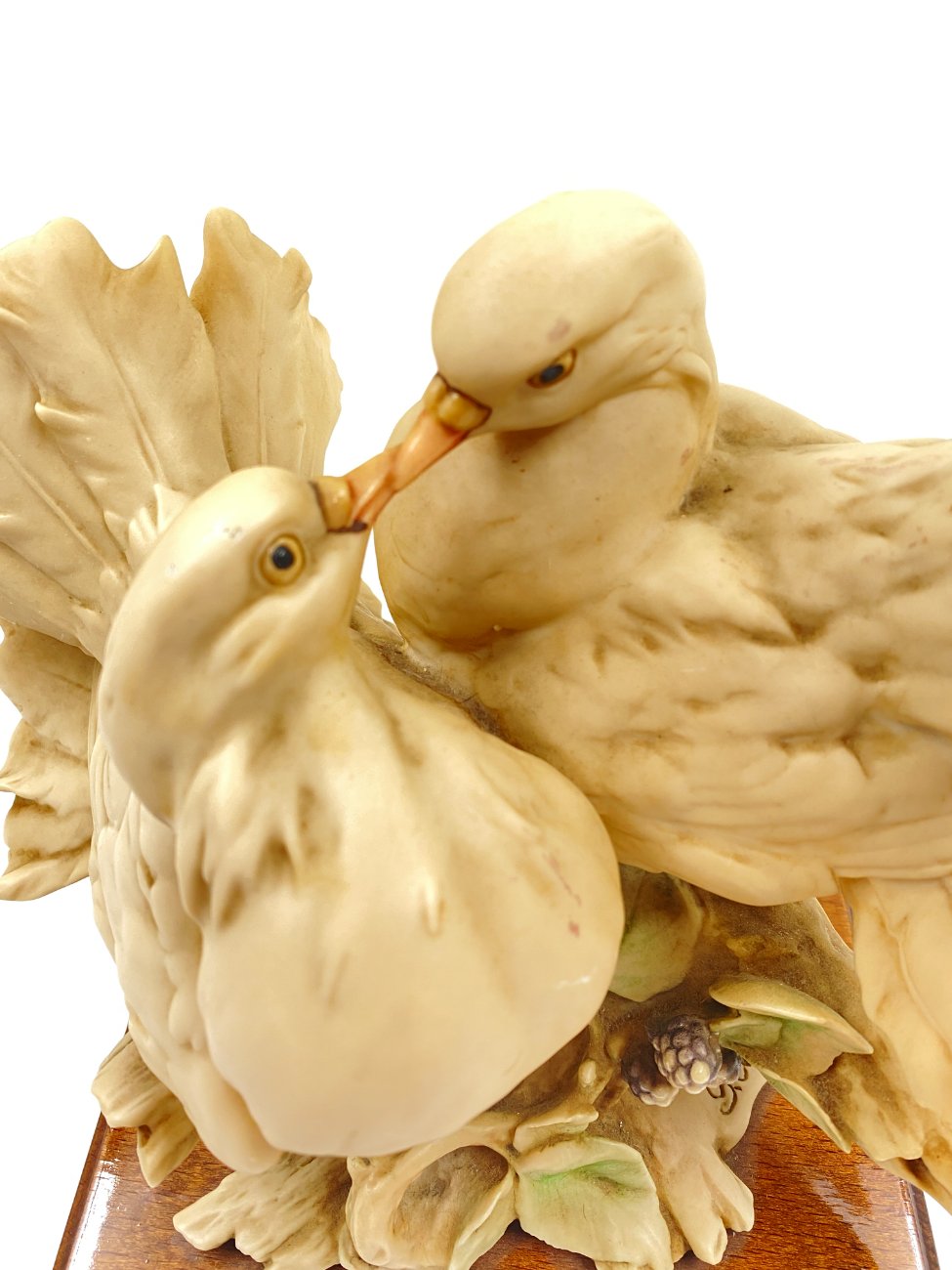 DM0076-keramikines-skulpturos-7 G. Armani keramikinė statula “Balandžių bučinys” 19x25x24 cm