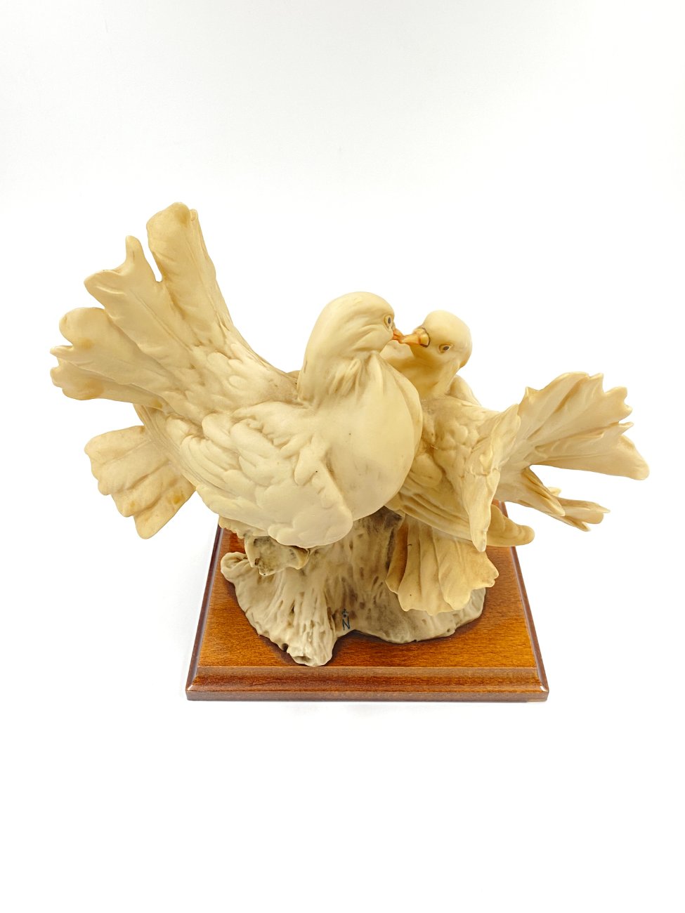 DM0076-keramikines-skulpturos-8 G. Armani keramikinė statula “Balandžių bučinys” 19x25x24 cm