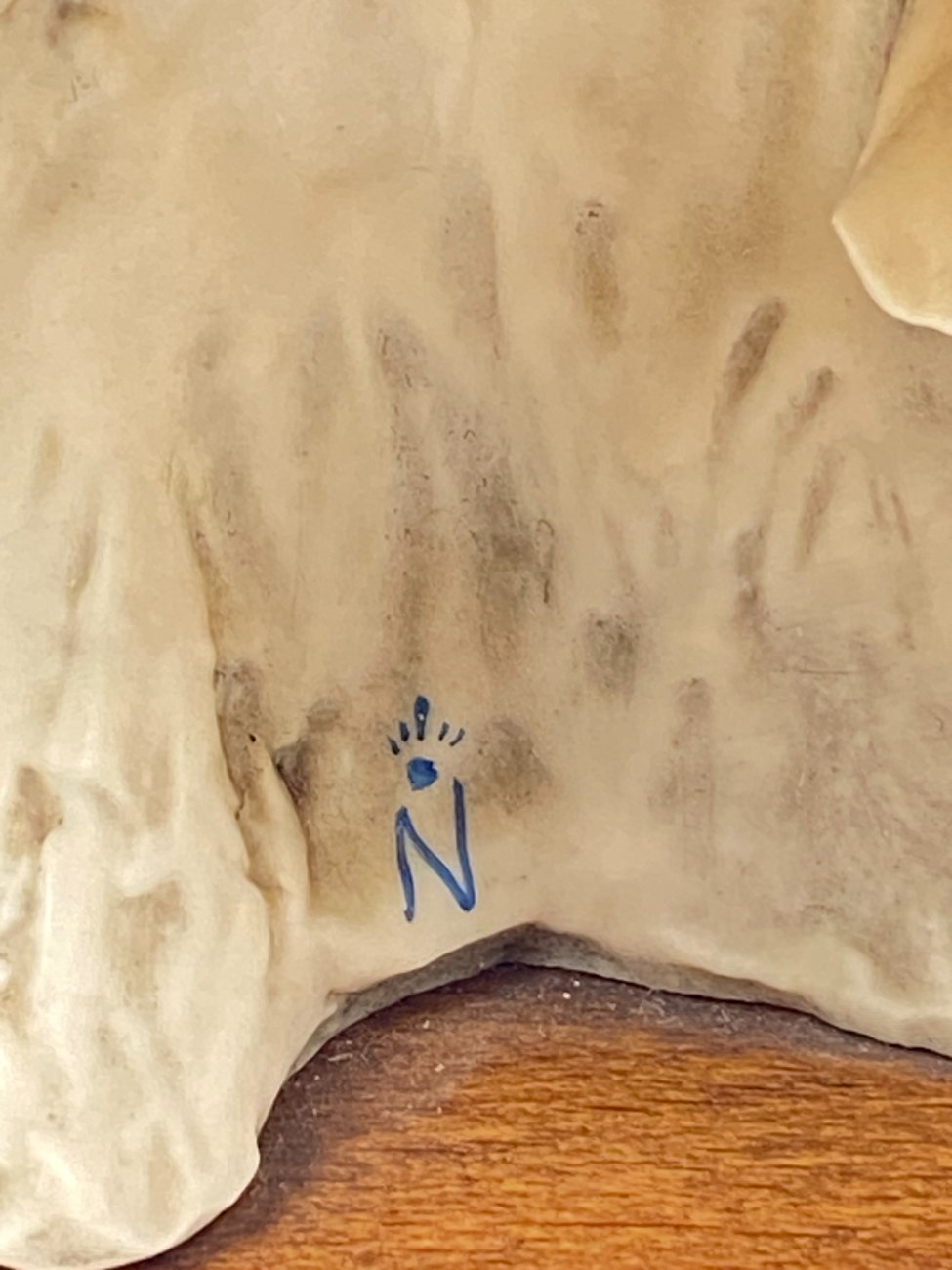 DM0076-keramikines-skulpturos-9 G. Armani keramikinė statula “Balandžių bučinys” 19x25x24 cm