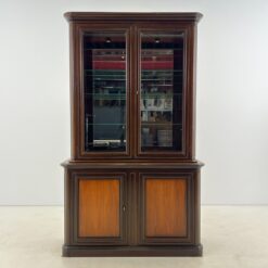 Riešutmedžio bufetas su apšvietimu 45x128x210 cm