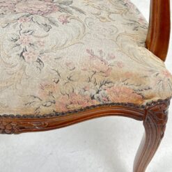 Riešutmedžio rėmo krėsliukas su gobelenu 58x61x82 cm, 43 cm