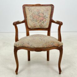 Riešutmedžio rėmo krėsliukas su gobelenu 58x61x82 cm, 43 cm