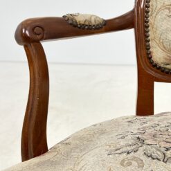 Riešutmedžio rėmo krėsliukas su gobelenu 58x61x82 cm, 43 cm