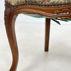 Riešutmedžio rėmo krėsliukas su gobelenu 58x61x82 cm, 43 cm