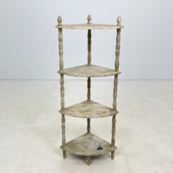 Provanso stiliaus medinė kampinė etažerė – lentyna 33,5x48x115 cm