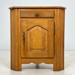 Kampinė ąžuolinė vienų durų ir vieno stalčiaus komoda 50x83x90,5 cm