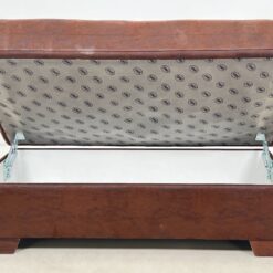 Dvivietis dirbtinės zomšos prieškambario pufas – skrynia 63x122x49 cm