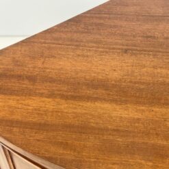 Kampinė inkrustuota raudonmedžio komoda 74x108x108 cm