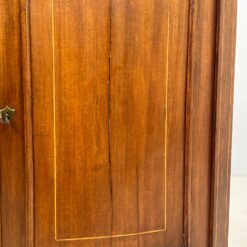 Kampinė inkrustuota raudonmedžio komoda 74x108x108 cm