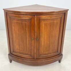 Kampinė inkrustuota raudonmedžio komoda 74x108x108 cm