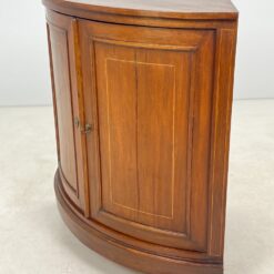 Kampinė inkrustuota raudonmedžio komoda 74x108x108 cm