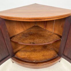 Kampinė inkrustuota raudonmedžio komoda 74x108x108 cm