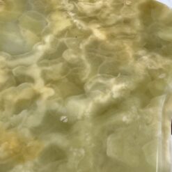 Žalvarinio rėmo staliukas su onikso stalviršiumi 82x82x48 cm