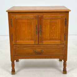 Ąžuolinė dviejų durų ir vieno stalčiaus komoda 44,5x73x80 cm