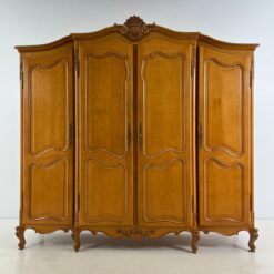 Ąžuolinė drožinėta keturių durų rūbų spinta 70x227x215 cm