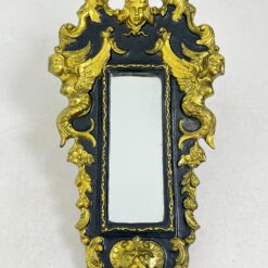 Siauras veidrodis juodame rėme su aukso spalvos ornamentais 5x32x58,5 cm