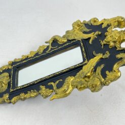 Siauras veidrodis juodame rėme su aukso spalvos ornamentais 5x32x58,5 cm