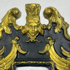 Siauras veidrodis juodame rėme su aukso spalvos ornamentais 5x32x58,5 cm