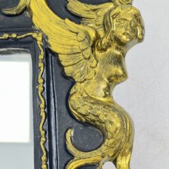 Siauras veidrodis juodame rėme su aukso spalvos ornamentais 5x32x58,5 cm