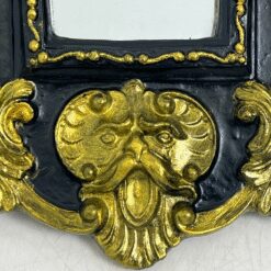 Siauras veidrodis juodame rėme su aukso spalvos ornamentais 5x32x58,5 cm